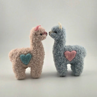 Love-struck Alpacadorable Hand Made Baby Alpaca Ornaments - Choice Alpaca Products-AK_ornament-lovestruck-5in